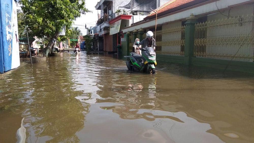 Banjir mengakibatkan motor mati mesin. IDN Times/Imron