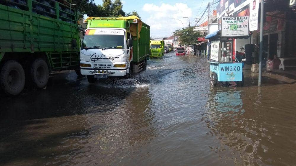 Jalan raya Babat Bojonegoro tergenang air. IDN Times/Imron