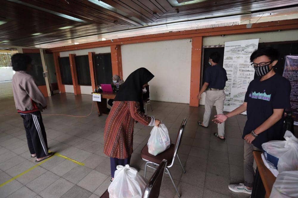 Ilustrasi Pembagian paket sembako (IDN Times/Dokumen)
