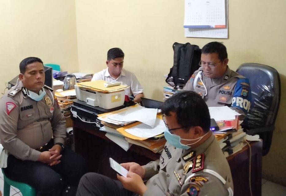 Kasat Lantas Polrestabes Medan AKBP Sonny Siregar (gunakan masker biru) saat mengambil keterangan Bripka RS (Dok: Humas Polda Sumut)