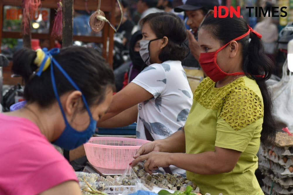 Penggunaan masker di pasar tradisional. IDN Times/Debbie Sutrisno