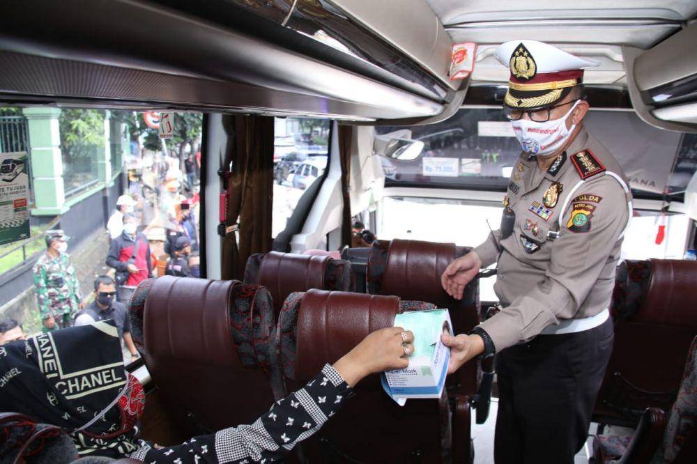 Penumpang bus di depan Terminal Kampung Rambutan, Jakarta Timur pada hari kedua PSBB, Sabtu (11/4). (Twitter Polda Metro Jaya)