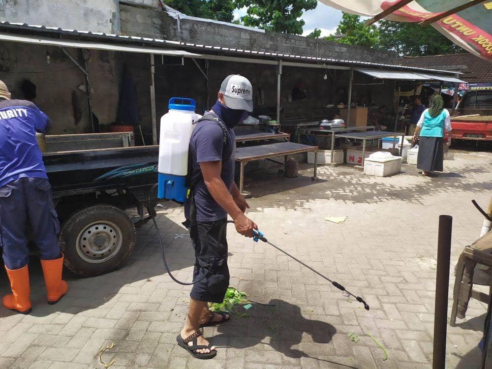 Penyemprotan disinfektan di pasar tradisional. IDN Times/Siti Umaiyah
