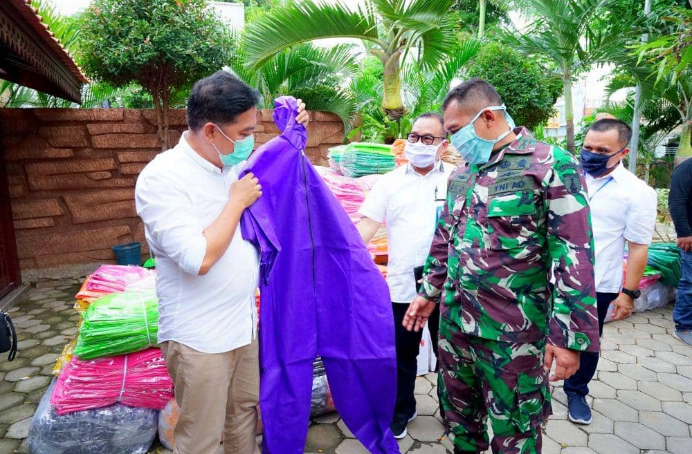 Pemkab Banyuwangi Bagikan 1.800 APD Karya UMKM untuk Petugas Medis