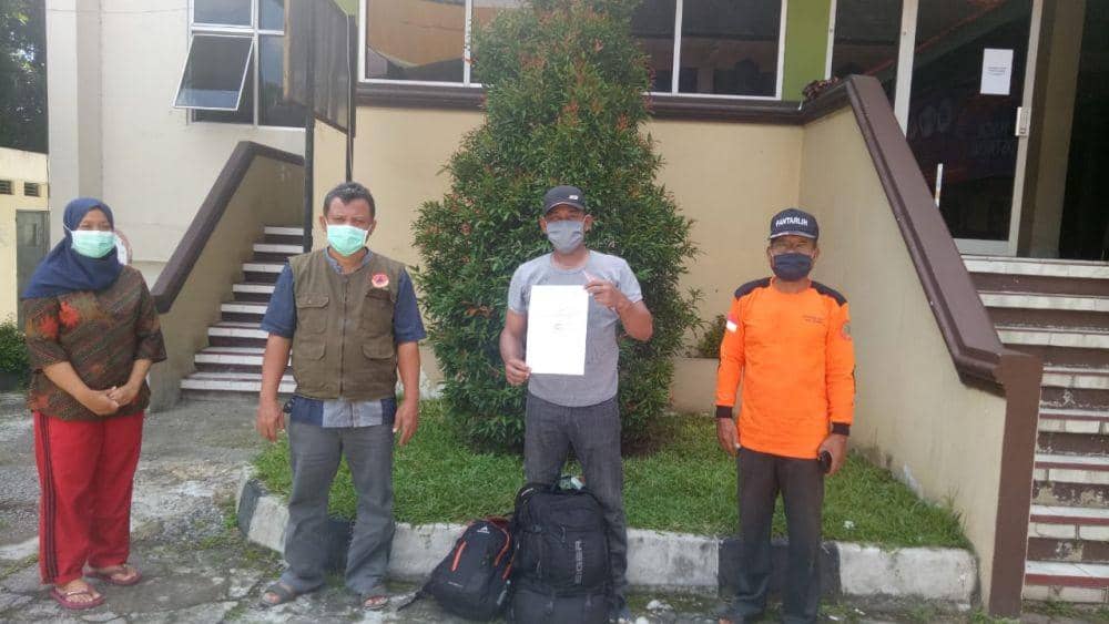 Penghuni shelter Asrama Haji saat dijemput Tim Gugus Tugas Penanganan Covid-19 dusun setempat. Dok: istimewa
