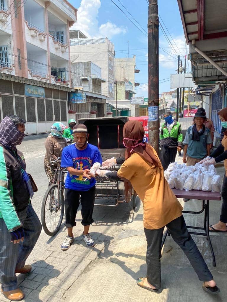 Medan Rangers, Bagikan Ratusan Makanan ke Pekerja Harian Setiap Hari
