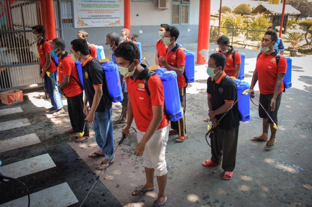 Penyemprotan disinfektan di Lapas Porong, Senin (13/4). Dokumentasi Kanwil Kemenkumham Jatim