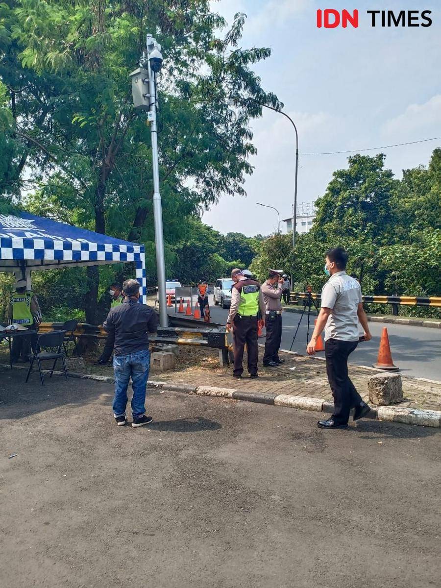 Patroli pembatasan jalan di fly over UI (IDN Times/Rohman Wibowo