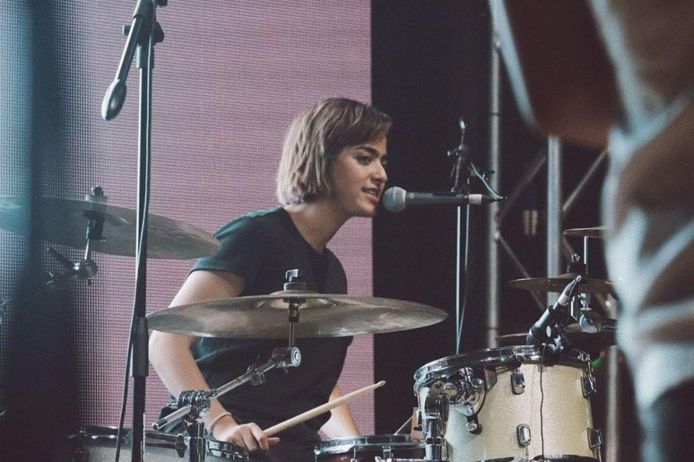 9 Potret Memukau Azizah Hanum, dari News Anchor hingga Drumer Band
