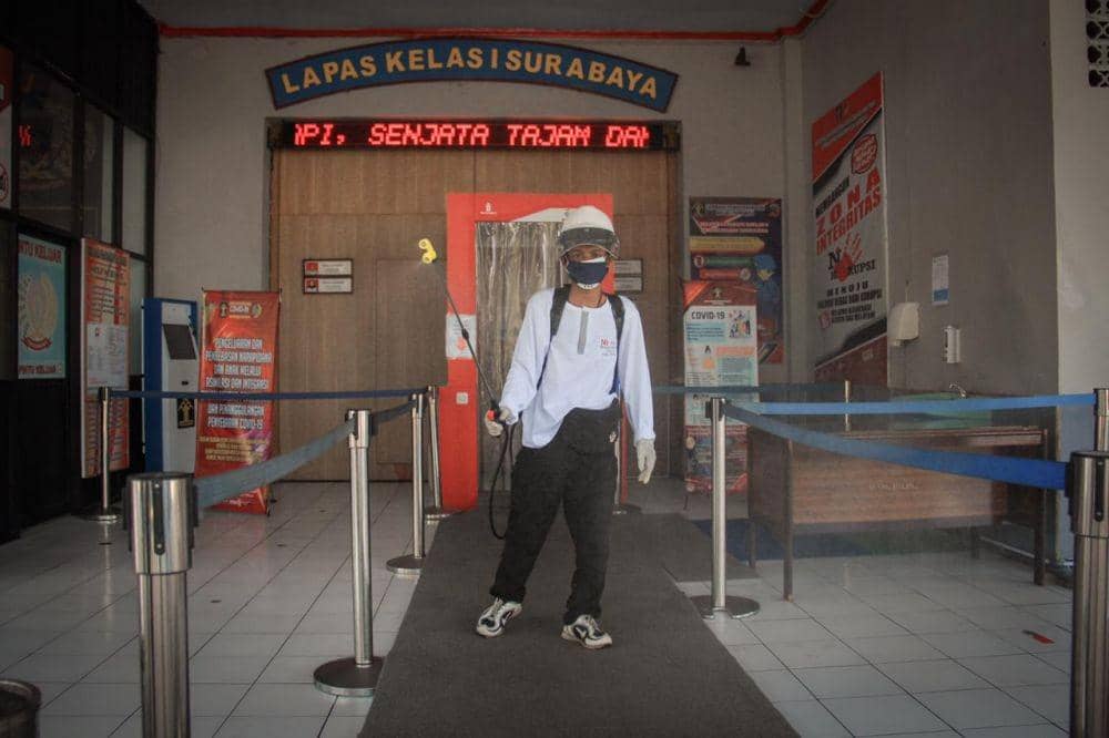 Dibantu Tahanan, Lapas Porong Disemprot Disinfektan