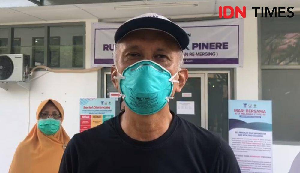 AJ, pasien COVID-19 yang telah dinyatakan sembuh dan dipulangkan dari Rumah Sakit Umum Daerah dr Zainoel Abidin, di Kota Banda Aceh (IDN Times/Saifullah)