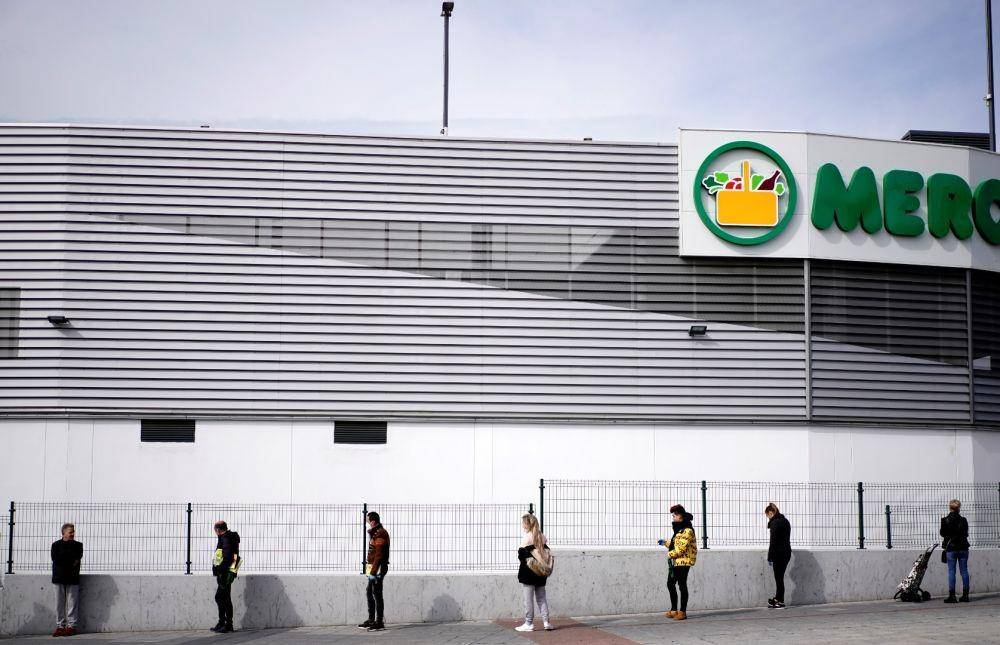Warga melakukan "social distancing" saat menunggu masuk ke supermarket ketika pandemik virus corona di Madrid, Spanyol, pada 11 April 2020. ANTARA FOTO/REUTERS/Juan Medina