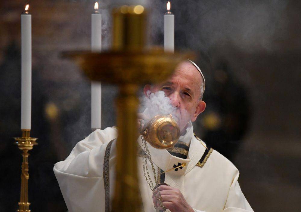 Paus Fransiskus merayakan Misa Paskah secara tertutup akibat meluasnya pandemik virus corona di Basilika Santo Petrus di Vatikan, pada 12 April 2020. ANTARA FOTO/Andreas Solaro/Pool via REUTERS