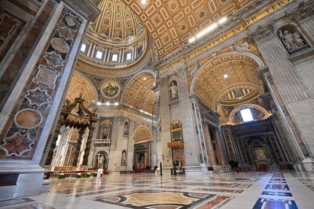 Paus Fransiskus membacakan pesan "Urbi er Orbi" (To the City and The World) di Basilika Santo Petrus secara tertutup saat pandemik virus corona pada Minggu Paskah di Vatikan, pada 12 April 2020. ANTARA FOTO/Andreas Solaro/Pool via REUTERS