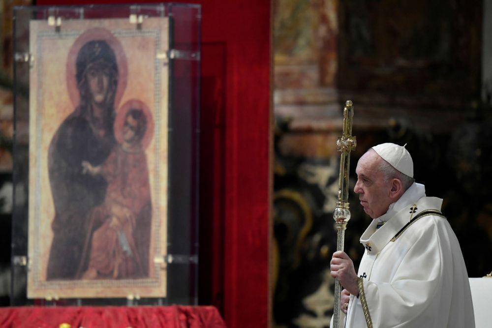 Paus Fransiskus merayakan Misa Paskah di Basilika Santo Petrus tanpa partisipasi publik akibat pandemik virus corona di Vatikan, pada 12 April 2020. ANTARA FOTO/Vatican Media/Handout via REUTERS