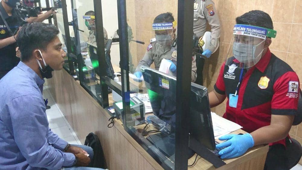 Petugas kenakan face protector saat layani pemohon SIM, IDN Times/ Bramanta Pamungkas