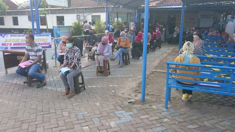 Pemohon SIM di Tulungagung lakukan jaga jarak, IDN Times/ Bramanta Pamungkas