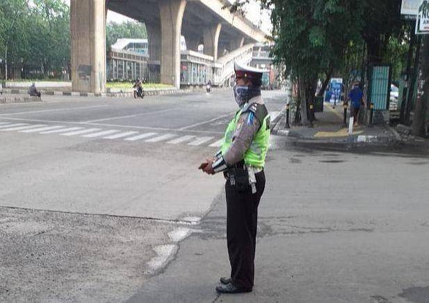 Kondisi Jalan Yos Sudarso, Tanjung Priok, Jakarta Utara pada hari kedua pemberlakuan PSBB Jakarta, Sabtu (11/2). (Twitter TMC Polda Metro Jaya)