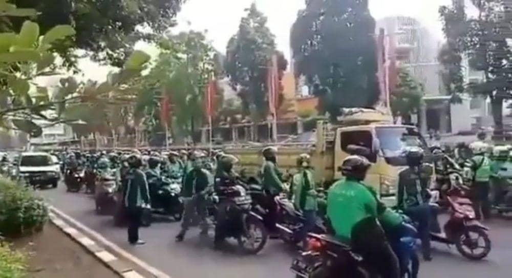 Viral Video Driver Ojol Adang Truk Sembako di Surabaya, Ini Faktanya