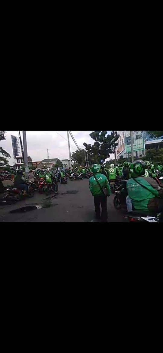 Screenshoot video pembagian sembako untuk driver ojol di Surabaya. IDN Times/Istimewa