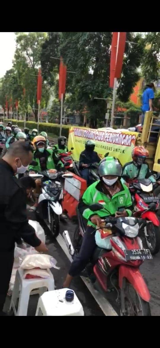 Screenshoot video pembagian sembako untuk driver ojol di Surabaya. IDN Times/Istimewa