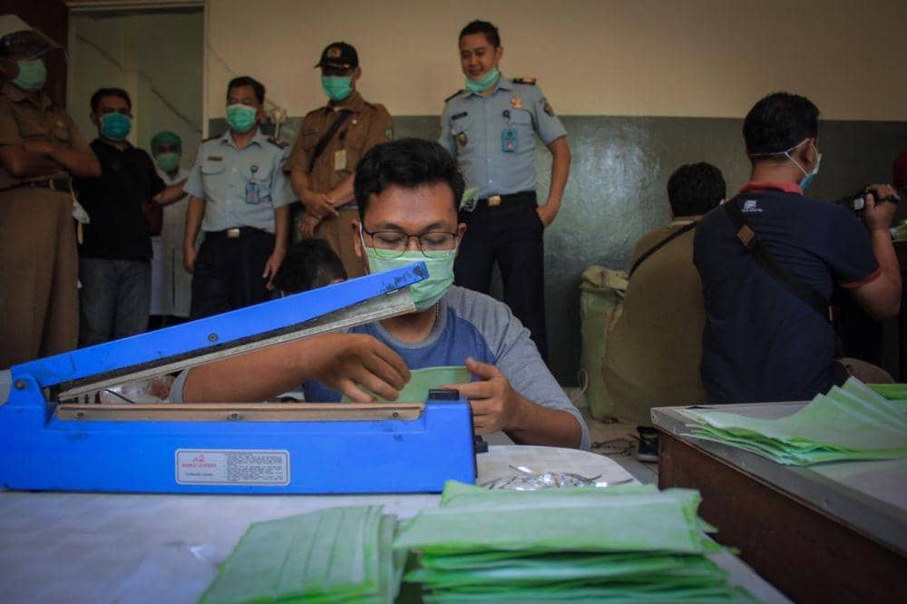 Penghuni Lapas Porong Produksi Masker Kain, Sehari Bisa 300 Lembar