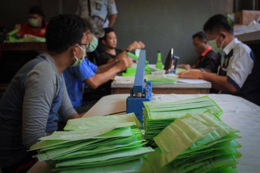 Proses pembuatan masker oleh Warga Binaan Pemasyarakatan Lapas Kelas 1 Surabaya. IDN Times/Dok Humas Kemenkumham Jatim