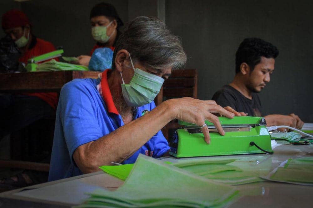 Proses pembuatan masker oleh Warga Binaan Pemasyarakatan Lapas Kelas 1 Surabaya. IDN Times/Dok Humas Kemenkumham Jatim