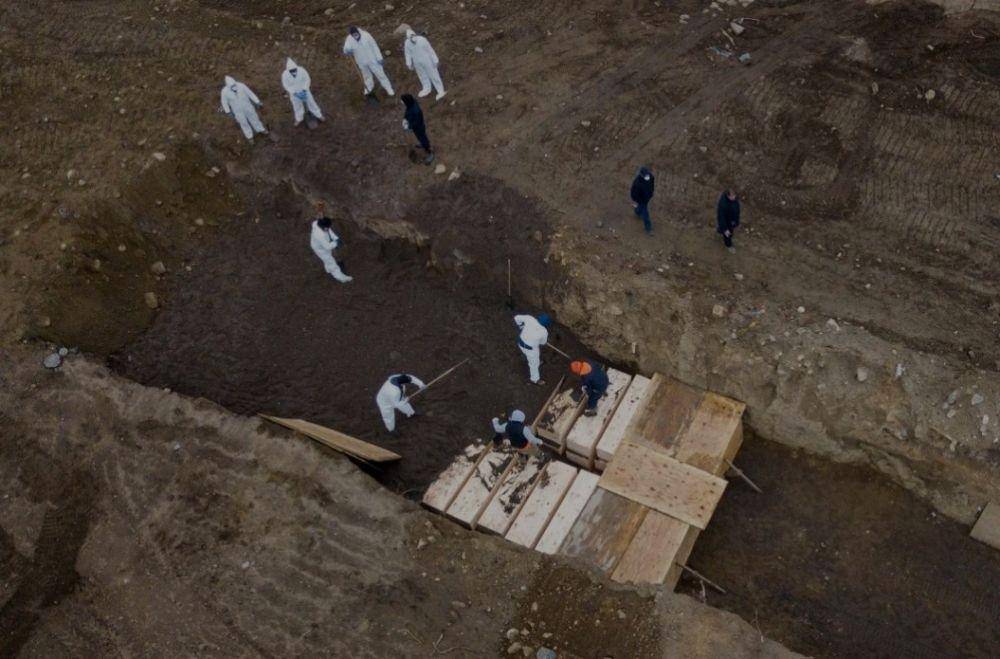 Pemakaman massal pasien di pulau terpencil di New York (Reuters/Lucas Jackson via CNN)