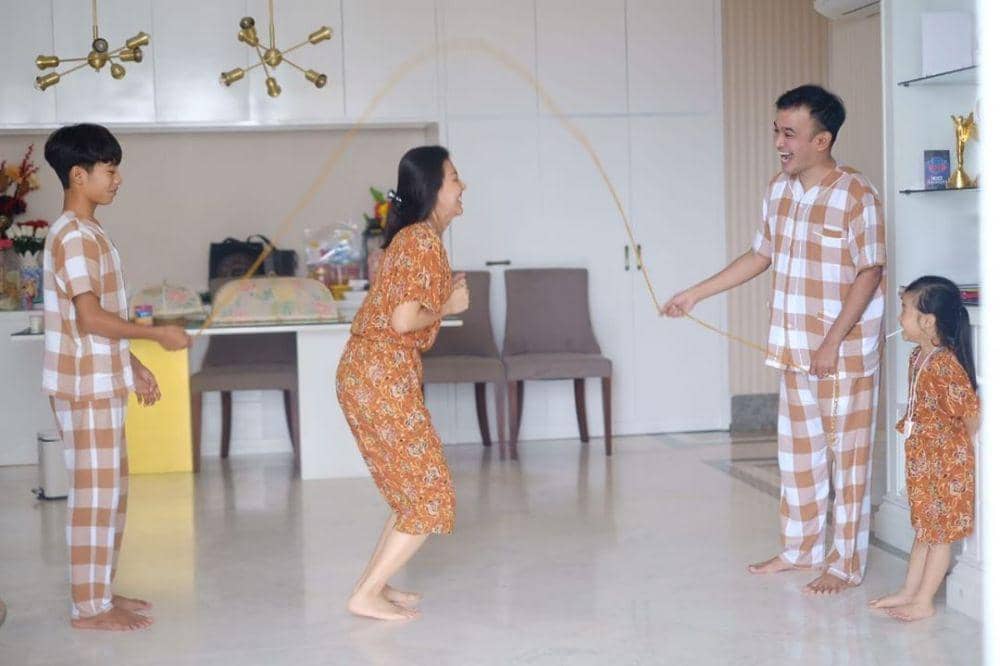 Main Bareng, 10 Potret Keseruan Artis dan Anak Selama di Rumah Aja