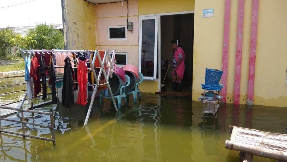 Meski banjir warga Lamongan tetap tinggal di rumah. IDN Times/Imron