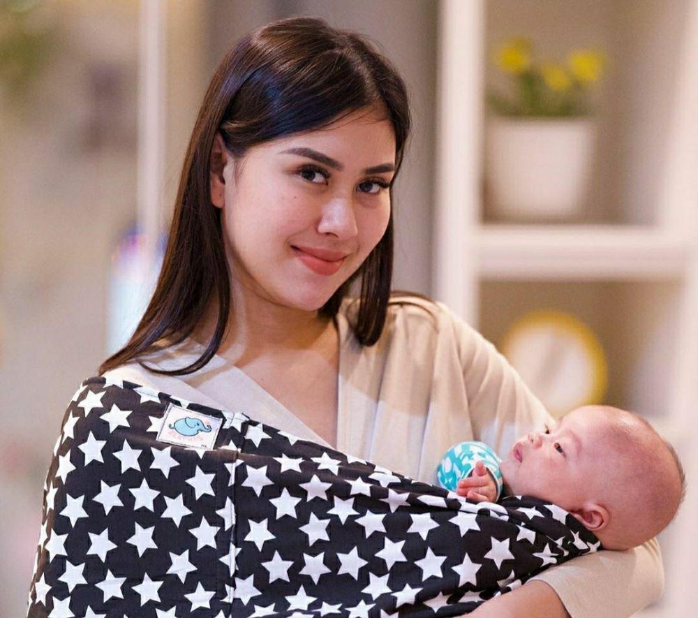 10 Gaya Hits Syahnaz Urus Buah Hati Kembar Selama Physical Distancing