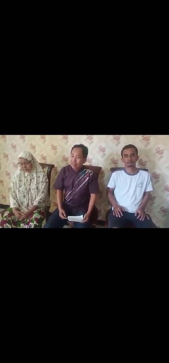Rinaldi dan ibunya serta karyawan saat memprotes pernyataan Bupati Simalungun (Dok.IDN Times/Istimewa)