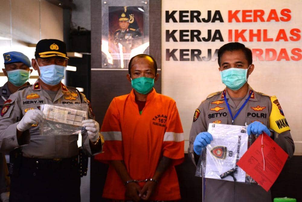 Polisi menunjukkan barang bukti yang digunakan pelaku untuk mencuri motor. Dok/ Humas Polresta Malang Kota