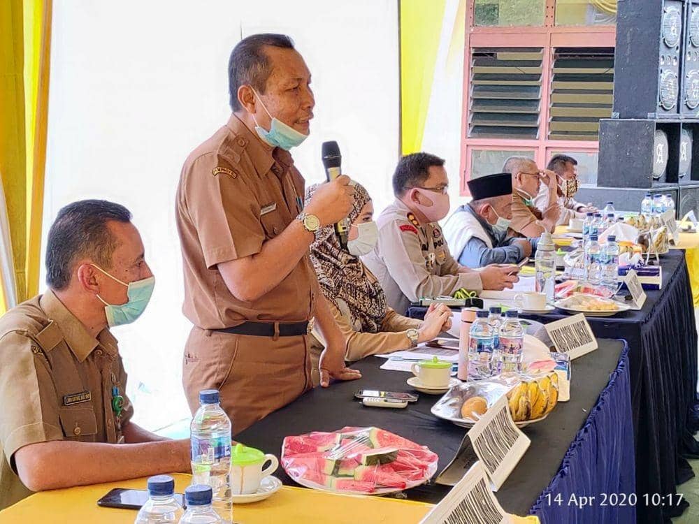 Kadia Kominfo H Syahmadi, saat memberikan arahan kepada para kades, lurah dan camat terkait penanganan COVID-19 (IDN Times/ istimewa)