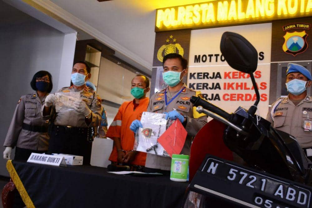 Polisi menunjukkan barang bukti pencurian yang dilakukan tersangka. Dok/ Humas Polresta Malang Kota