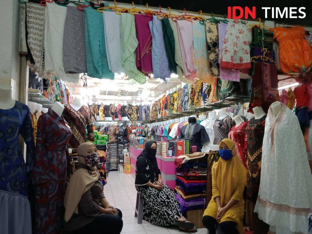 Pegadang pakaian di Pusat Pasar Central Medan terlihat santai akibat sepi pembeli (IDN Times/Yurika Febrianti)