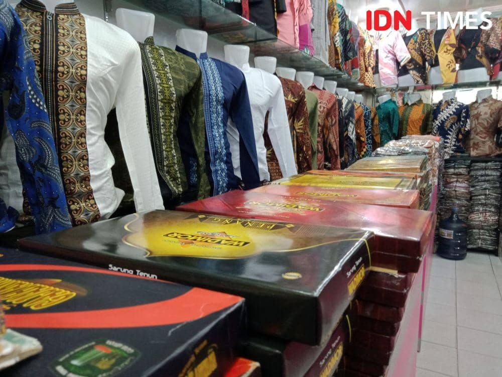 Kios baju koko, sarung, sajadah di Pusat Pasar Central Medan (IDN Times/ Yurika Febrianti)