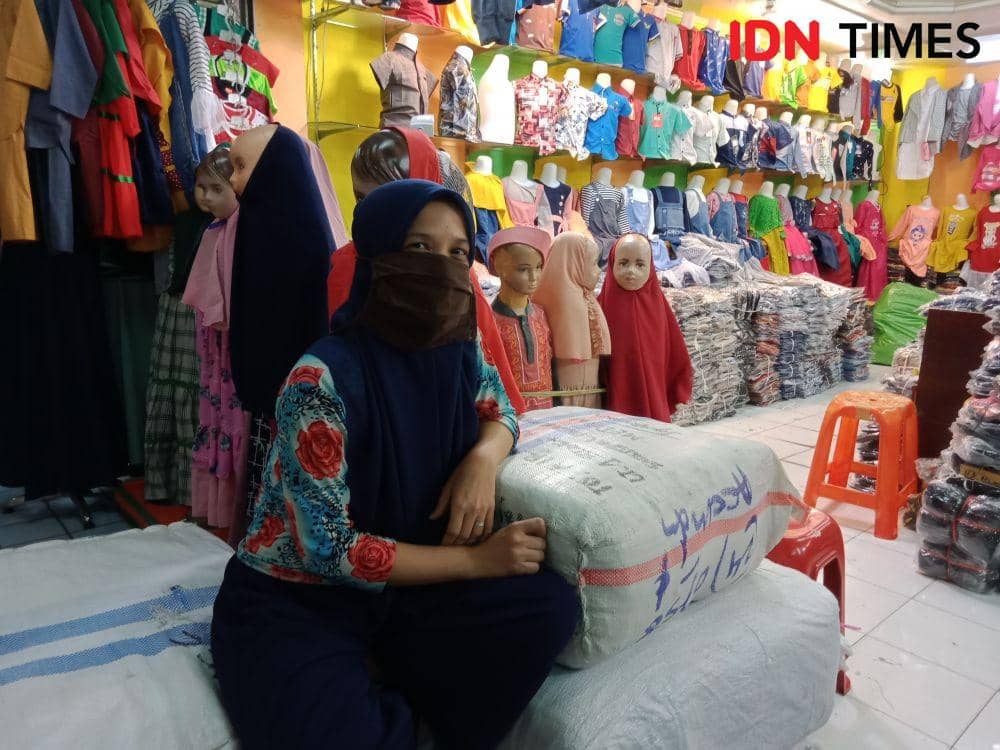 Lisna salah satu pedagang pakaian anak anak di Pusat Pasar Central Medan (IDN Times/Yurika Febrianti)