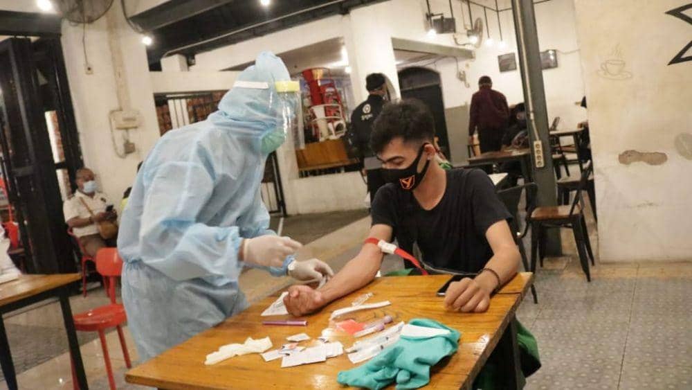 Gugus Tugas Percepatan Penanganan COVID-19 Jatim lakukan rapid test on the spot. Dok. Humas Pemprov Jatim