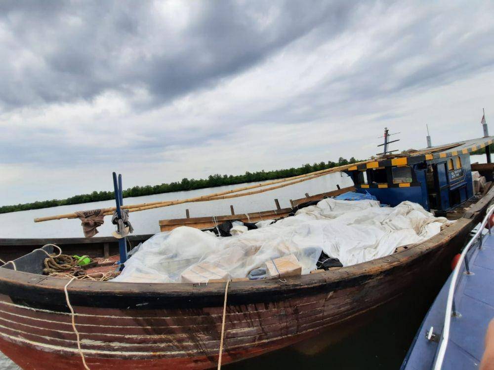 Kapal tanpa awak berisi jutaan batang rokok yang ditemukan di tengah laut (IDN Times/Istimewa)