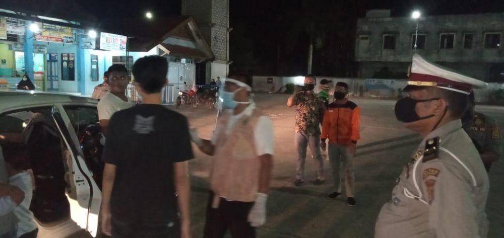 Petugas saat memeriksa penumpang yang melintas perbatasan Aceh-Sumut, di Kabupaten Aceh Tamiang (IDN Times/Istimewa)