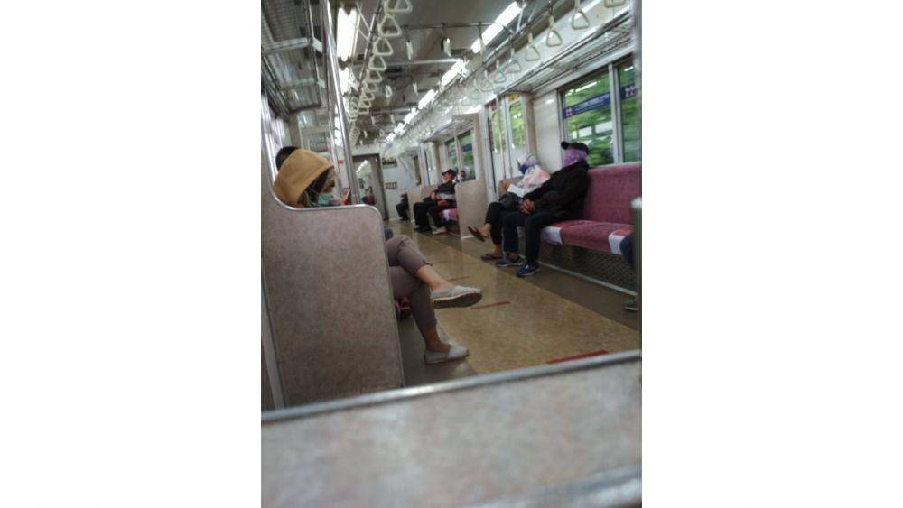 Suasana KRL pada Rabu, 15 April 2020 (Twitter/@AnggrainiiVivi)
