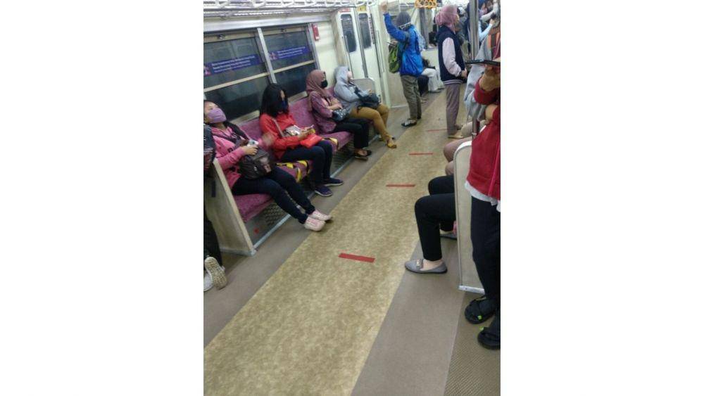 Suasana KRL pada Rabu, 15 April 2020 (Twitter/@resmitacahya)