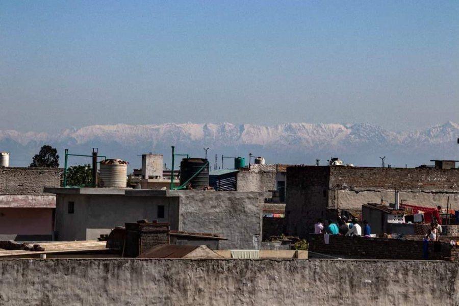 9 Potret Menakjubkan Himalaya yang Terlihat dari India, Gagah Banget!