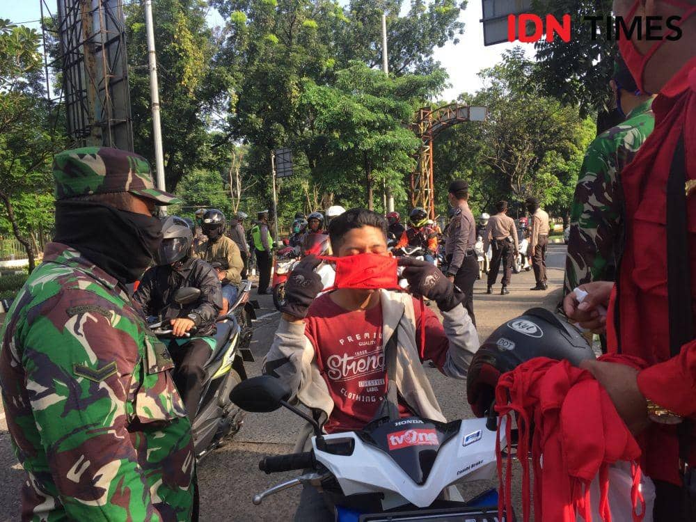 Penegakkan aturan PSBB di perbatasan Depok-Jakarta  (IDN Times/Rohman Wibowo)