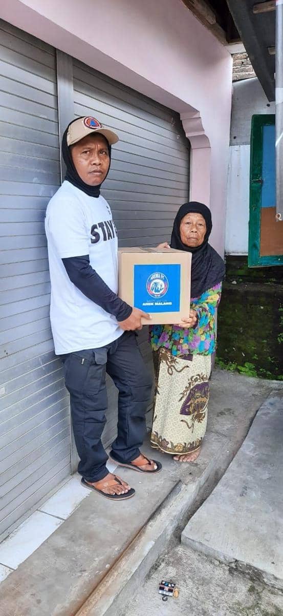 Bantuan sosial dari Arema FC diberikan kepada warga yang terdampak virus corona. Dok/ Arema FC