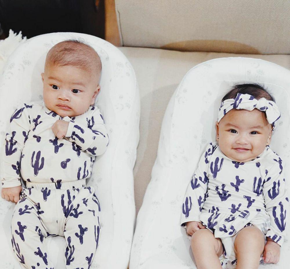 10 Potret Gemas Anak Kembar Syahnaz dan Jeje saat Kembaran Baju