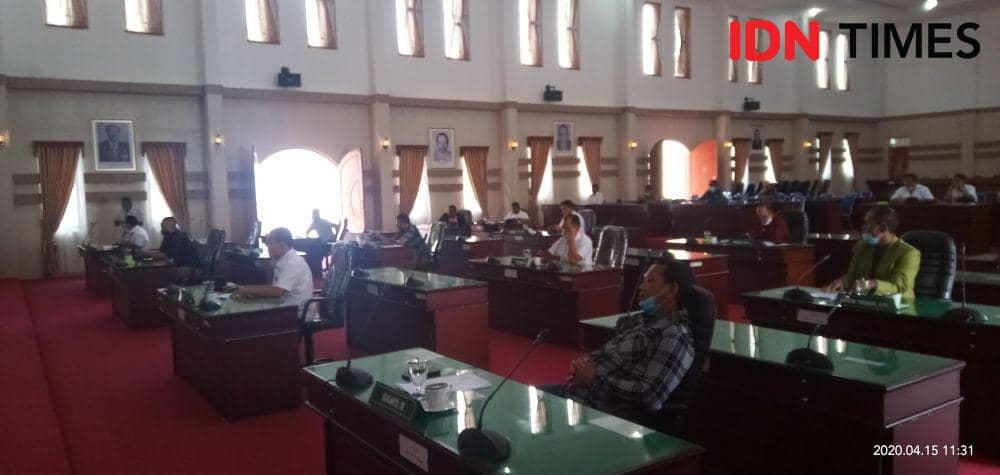 Rapat gabungan pimpinan Fraksi, Komisi dan anggota Komisi IV Simalungun gelar rapat dengar pendapat mengenai program penanganan COVID-19 (IDN Times/Patiar Manurung)