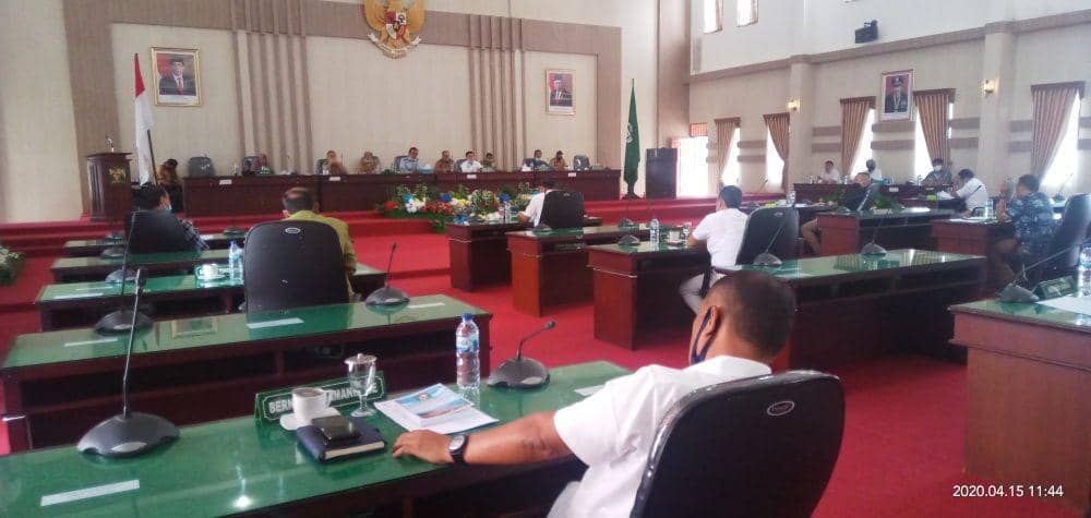Rapat gabungan pimpinan Fraksi, Komisi dan anggota Komisi IV Simalungun gelar rapat dengar pendapat mengenai program penanganan COVID-19 (IDN Times/Patiar Manurung)